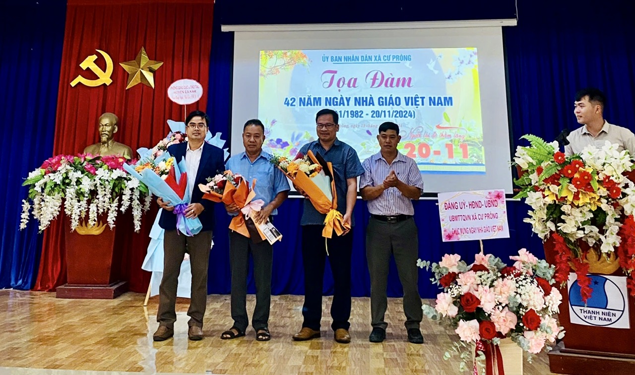 Xã Cư Prông tổ chức lễ Tọa đàm kỷ niệm 42 năm ngày nhà giáo VN 20/11
